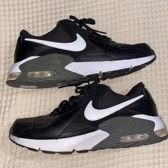 Nike Air Max Excee Men’s Black and White Sneaker Shoes