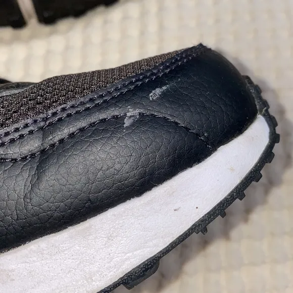 Nike Air Max Excee Men’s Black and White Sneaker Shoes