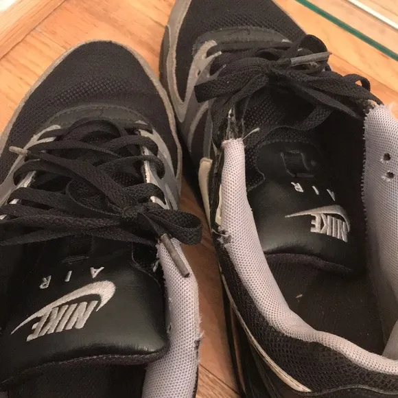 Nike air max men men’s Nike athletic shoes 9.5