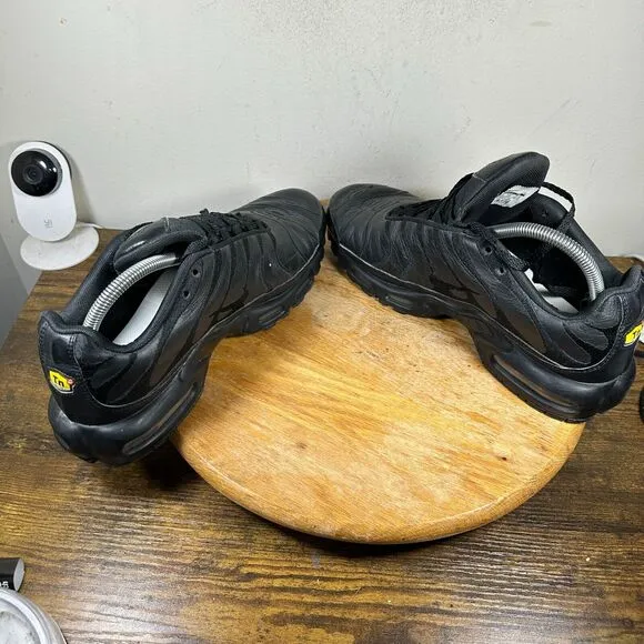 Nike Air Max Plus TN Triple Black Leather  Men’s Size 9.5 Shoes AJ2029-001