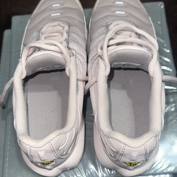 NIKE AIR MAX TN PLUS: BLUSH KIDS SHOES size 7y. Women’s 8.5.