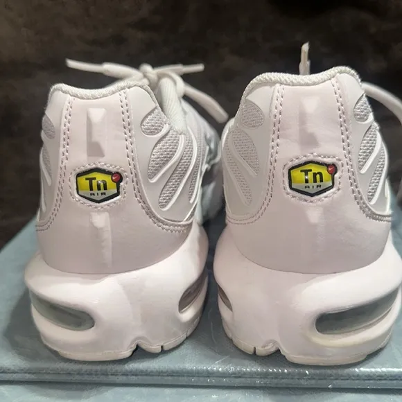 NIKE AIR MAX TN PLUS: BLUSH KIDS SHOES size 7y. Women’s 8.5.