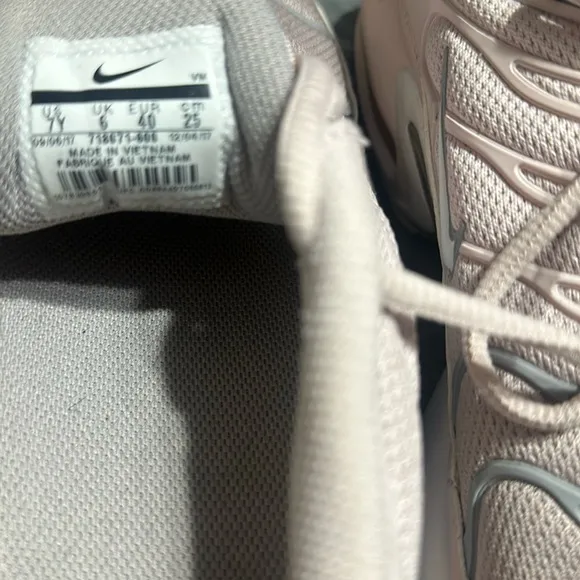 NIKE AIR MAX TN PLUS: BLUSH KIDS SHOES size 7y. Women’s 8.5.
