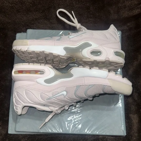NIKE AIR MAX TN PLUS: BLUSH KIDS SHOES size 7y. Women’s 8.5.