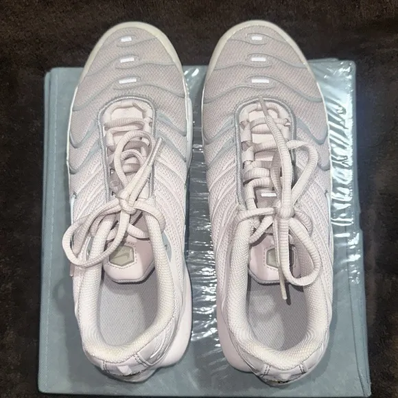 NIKE AIR MAX TN PLUS: BLUSH KIDS SHOES size 7y. Women’s 8.5.