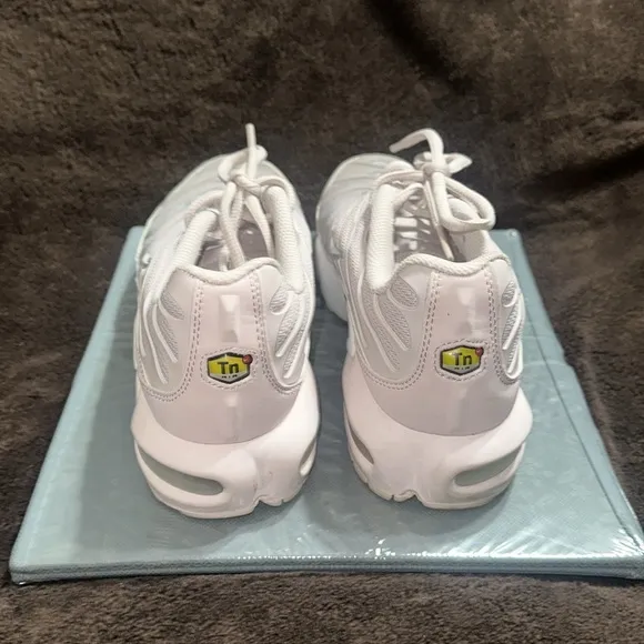 NIKE AIR MAX TN PLUS: BLUSH KIDS SHOES size 7y. Women’s 8.5.