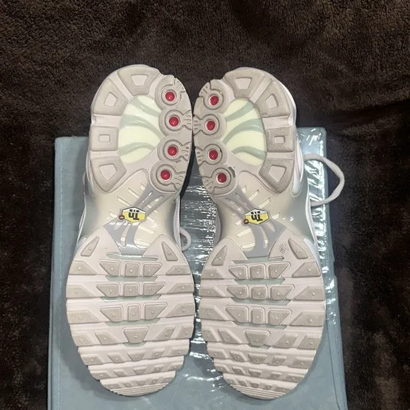 NIKE AIR MAX TN PLUS: BLUSH KIDS SHOES size 7y. Women’s 8.5.