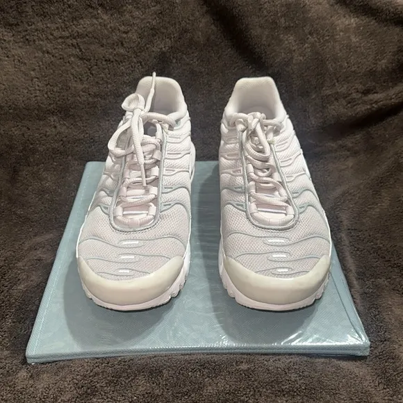 NIKE AIR MAX TN PLUS: BLUSH KIDS SHOES size 7y. Women’s 8.5.