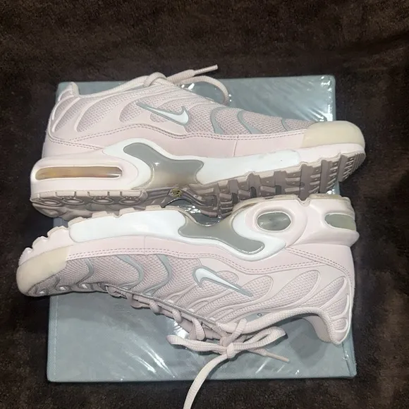 NIKE AIR MAX TN PLUS: BLUSH KIDS SHOES size 7y. Women’s 8.5.