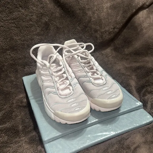 NIKE AIR MAX TN PLUS: BLUSH KIDS SHOES size 7y. Women’s 8.5.