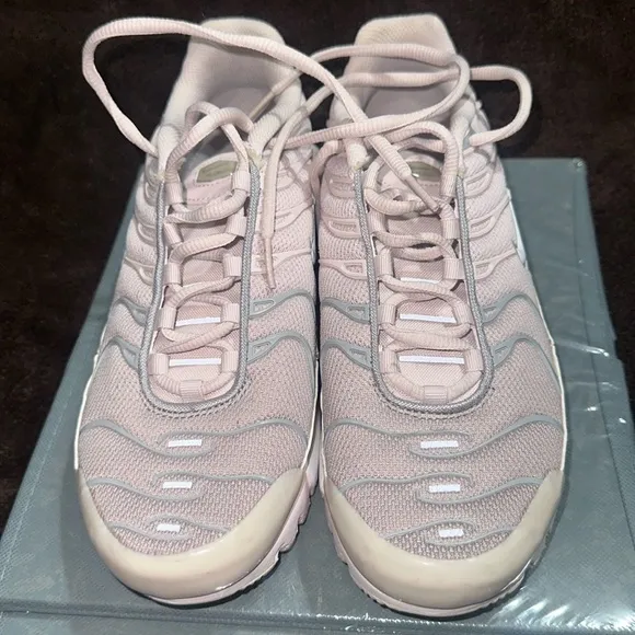 NIKE AIR MAX TN PLUS: BLUSH KIDS SHOES size 7y. Women’s 8.5.