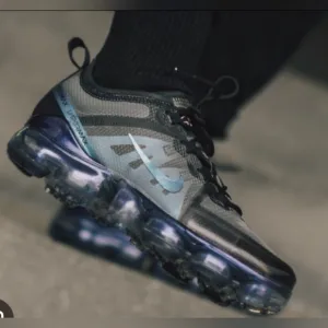 Nike Air VaporMax Throwback Future Unisex Sneakers Iridescents Gray M7/W8.5