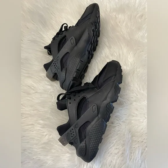 Nike‎ Air Women’s Huarache Shoes Triple Black Size 8