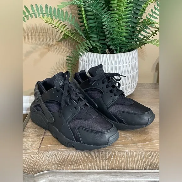 Nike‎ Air Women’s Huarache Shoes Triple Black Size 8