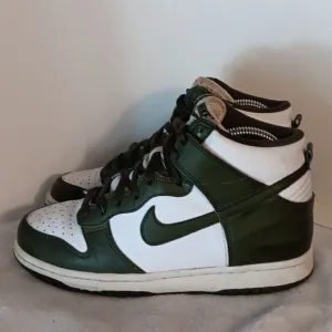 Nike &quot;Dunk&quot; High SP Spartan Green Youth Athletic Shoes