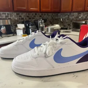 Nike Court Low white and purple Shoes, Women Size 8.5 only BQ5448-106
