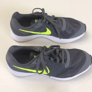Nike Downshifter 5.5 big kids athletic Shoes,NEW