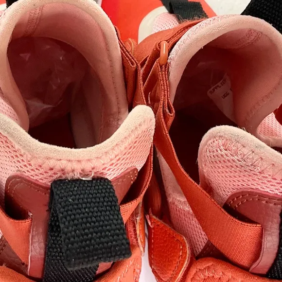 Nike Huarache Habanero  Lace  Up City Sneaker  youth Size 6Y (Women’s size 7.5)