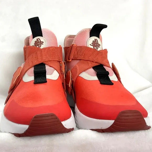 Nike Huarache Habanero  Lace  Up City Sneaker  youth Size 6Y (Women’s size 7.5)