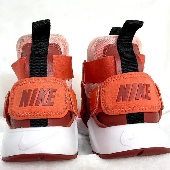 Nike Huarache Habanero  Lace  Up City Sneaker  youth Size 6Y (Women’s size 7.5)