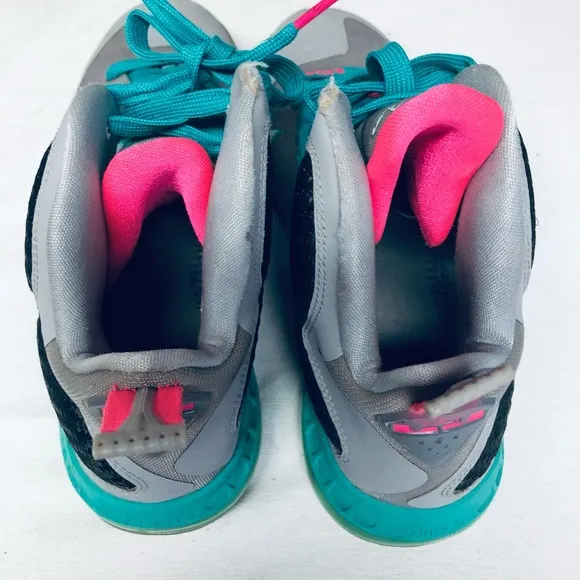 NIKE KD SNEAKER SHOES SIZE 7Y