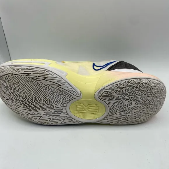 Nike Kyrie Mens low basketball shoe limited edition size 10