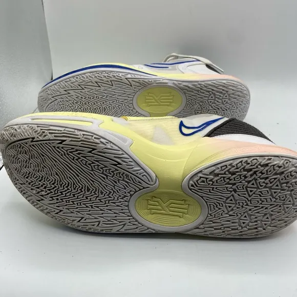 Nike Kyrie Mens low basketball shoe limited edition size 10