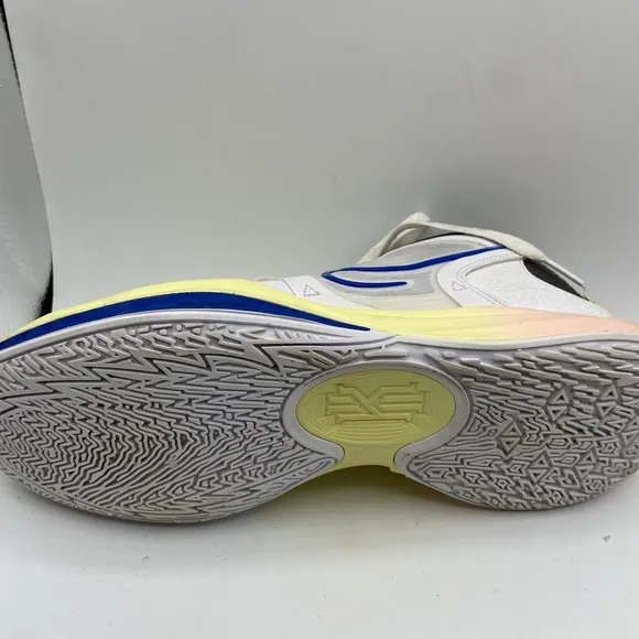 Nike Kyrie Mens low basketball shoe limited edition size 10