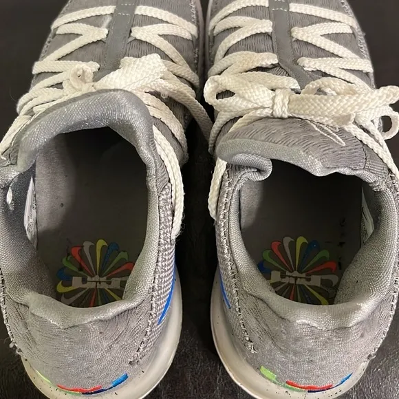 Nike Lebron 17 Low Men’s Sneakers Particle Gray, White Size 8 EUC
