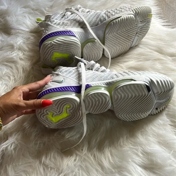 Nike Lebron XVI 16 Buzz Lightyear Volt White Purple Grape AO2588-102 Sz 8 men’s