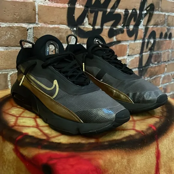 NIKE-men’s AIR MAX 2090 'Black Metallic Gold' Running Shoes