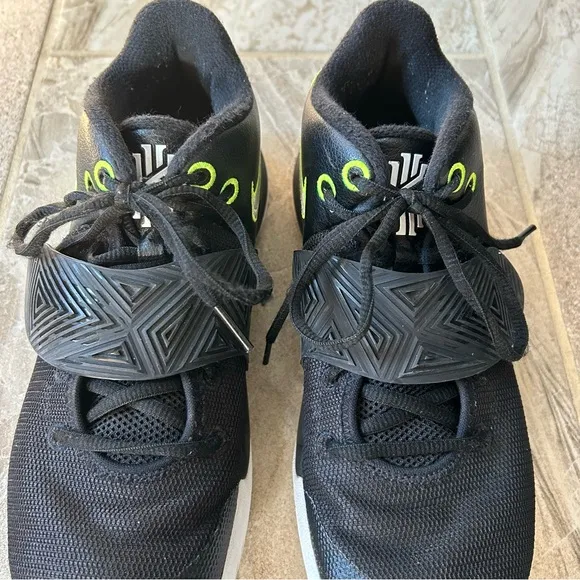Nike Men’s Kyrie Flytrap 3 Black Lace Up Basketball Shoes, Size 8