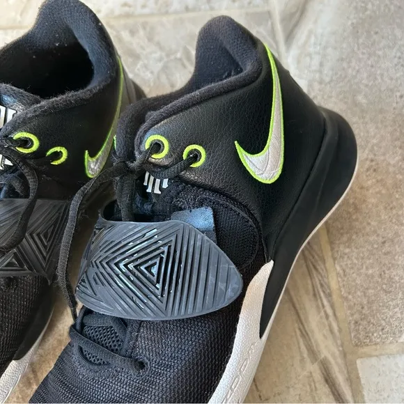 Nike Men’s Kyrie Flytrap 3 Black Lace Up Basketball Shoes, Size 8