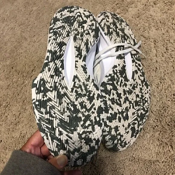Nike men’s size 9 white and gray shoes