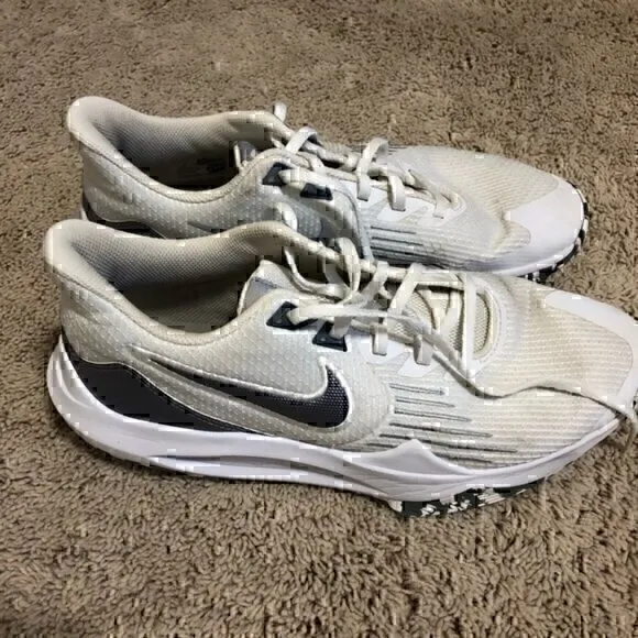 Nike men’s size 9 white and gray shoes