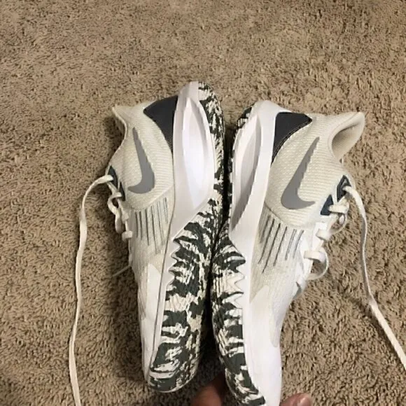 Nike men’s size 9 white and gray shoes