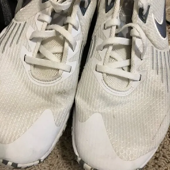 Nike men’s size 9 white and gray shoes