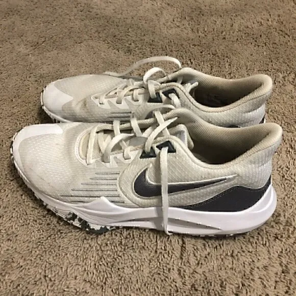 Nike men’s size 9 white and gray shoes