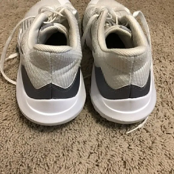 Nike men’s size 9 white and gray shoes