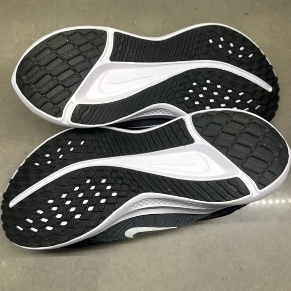 Nike Quest 5 tennis shoes. Women’s 8.5.