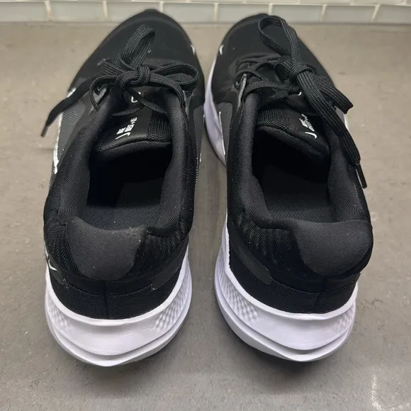 Nike Quest 5 tennis shoes. Women’s 8.5.