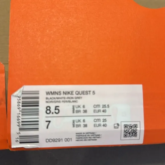 Nike Quest 5 tennis shoes. Women’s 8.5.