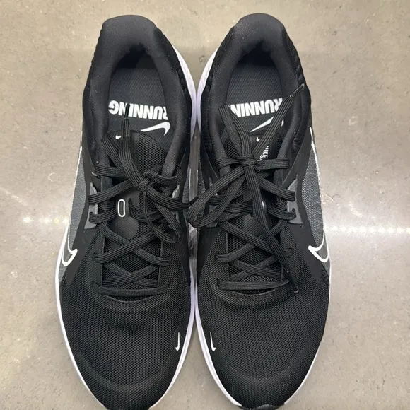 Nike Quest 5 tennis shoes. Women’s 8.5.