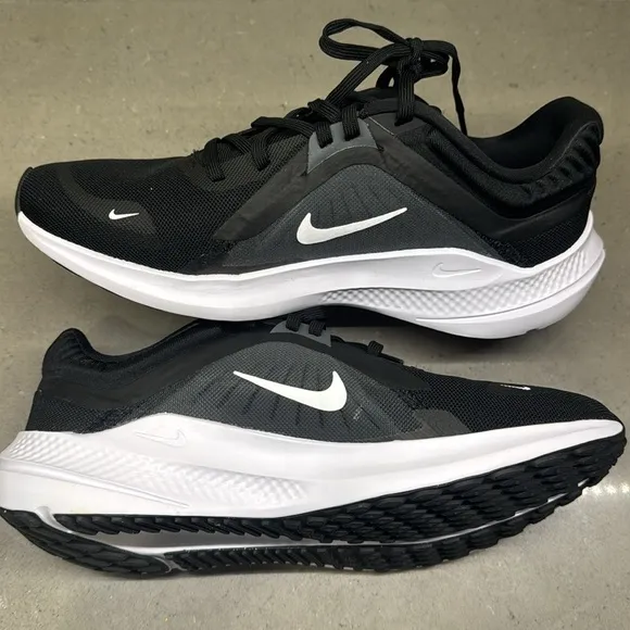 Nike Quest 5 tennis shoes. Women’s 8.5.