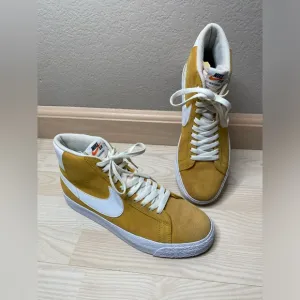 Nike SB Zoom Blazer Mid University Gold Sneakers 864349-700 Men’s Shoes Size 9