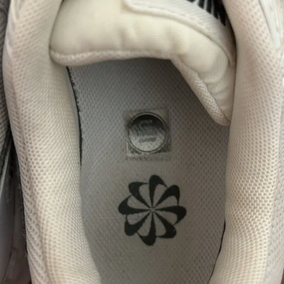 Nike Women’s Air Max 90 Shoes. 8.5