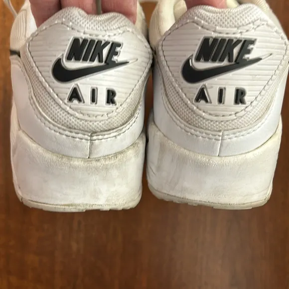 Nike Women’s Air Max 90 Shoes. 8.5