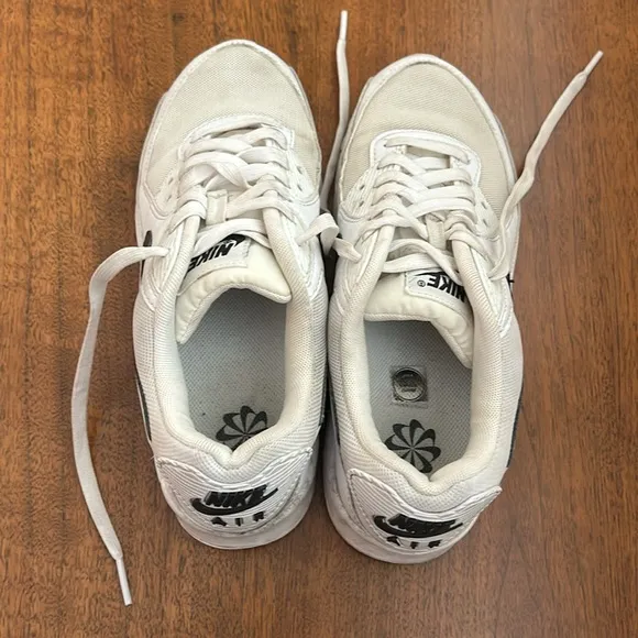 Nike Women’s Air Max 90 Shoes. 8.5