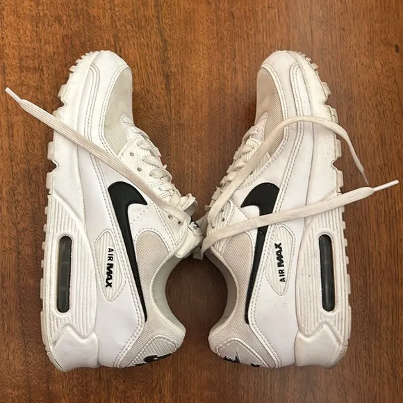 Nike Women’s Air Max 90 Shoes. 8.5
