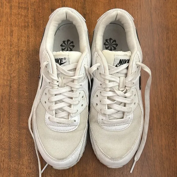 Nike Women’s Air Max 90 Shoes. 8.5